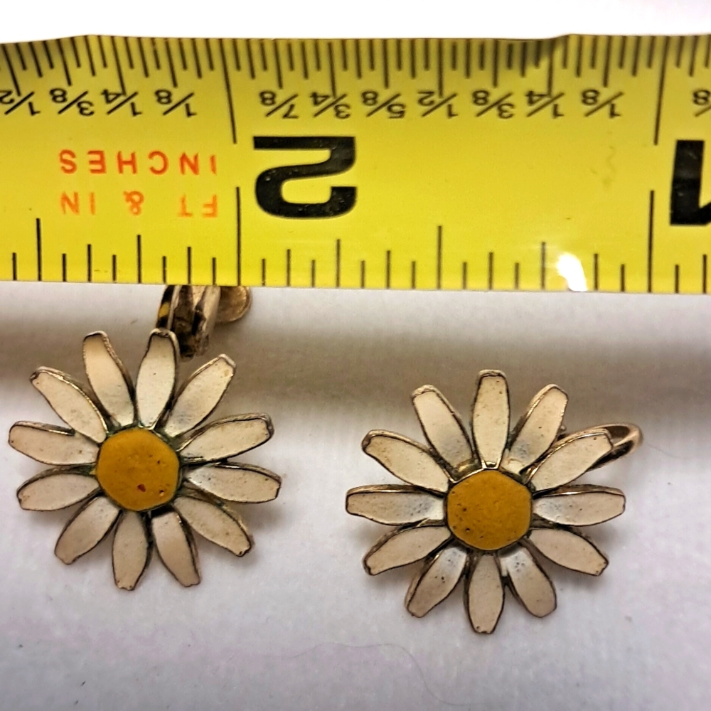 Vintage metal & enamel daisy earrings